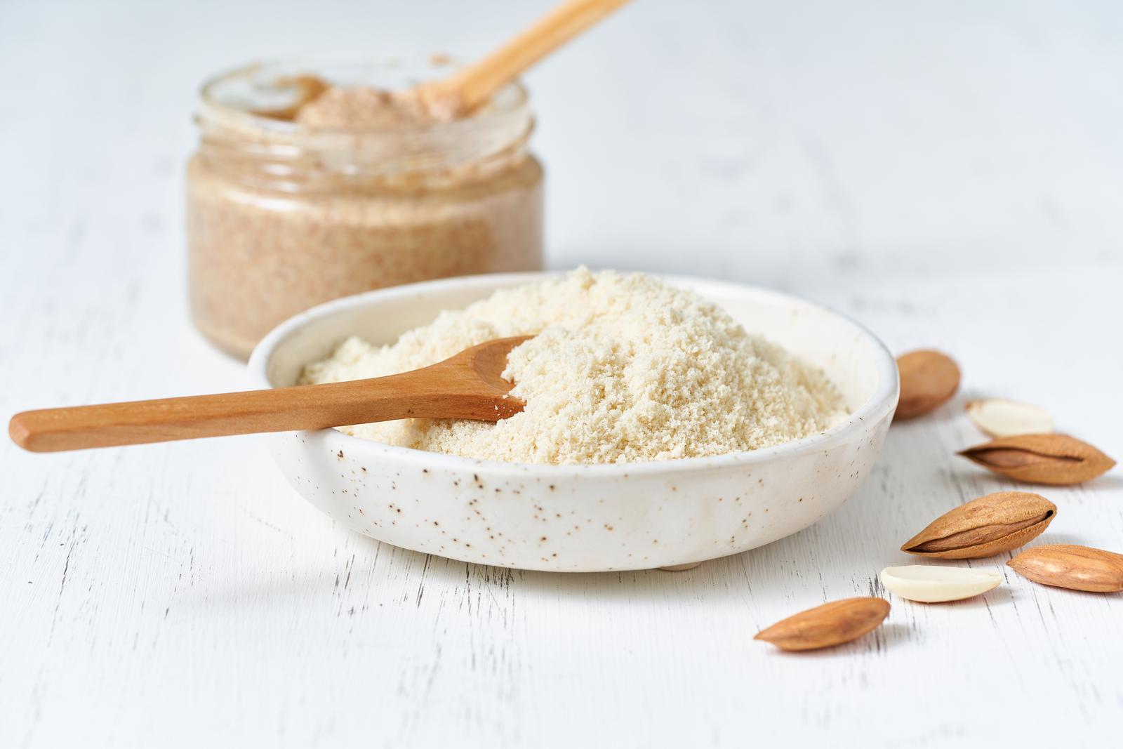 http://cookingpanda.com/cdn/shop/articles/44438546_alternative-almond-flour-grated-crushed-almonds-chopped-in-a-blender-plate-spoon-nuts.jpg?v=1694294538