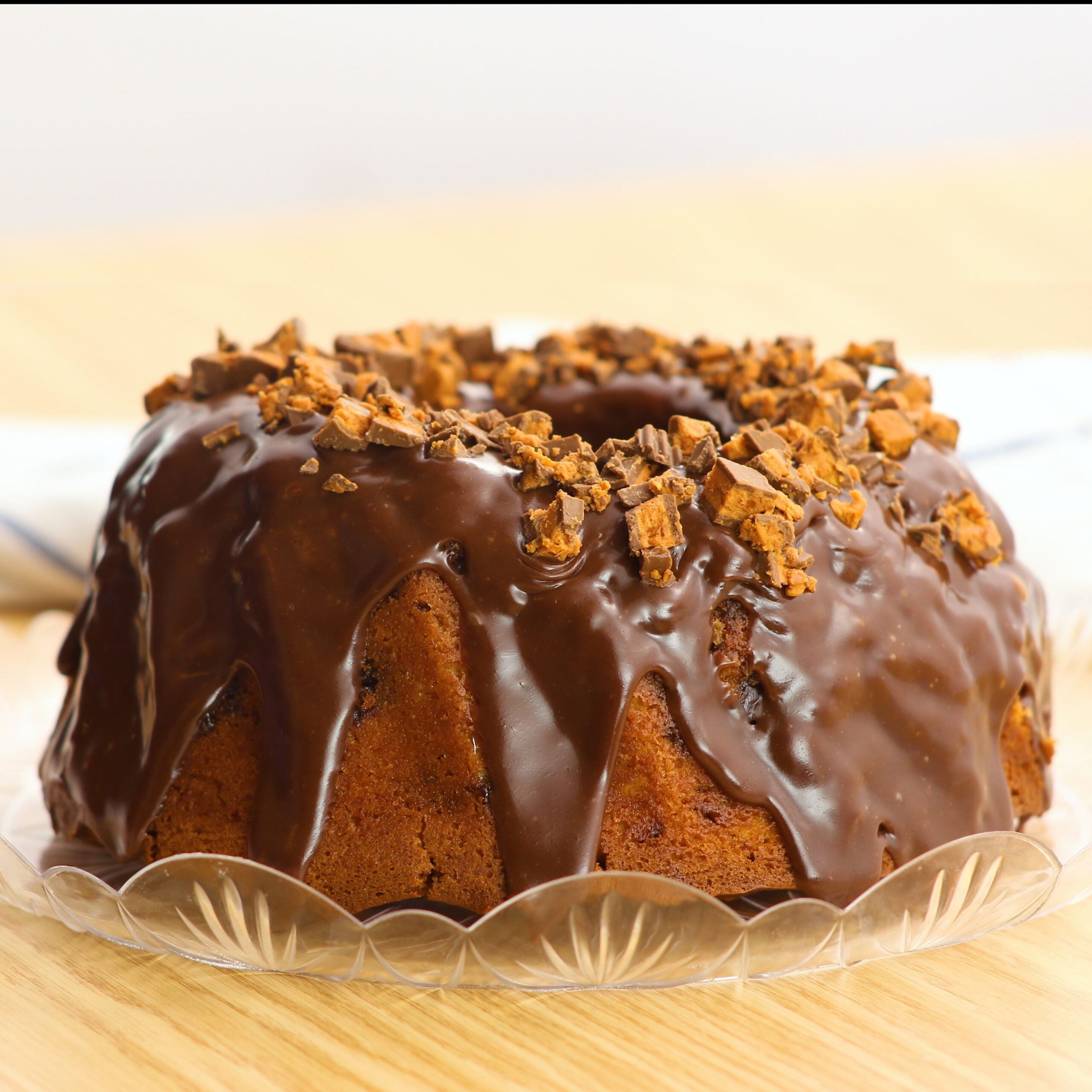 Butterfinger Bundt Cake
 &ndash; Cooking Panda