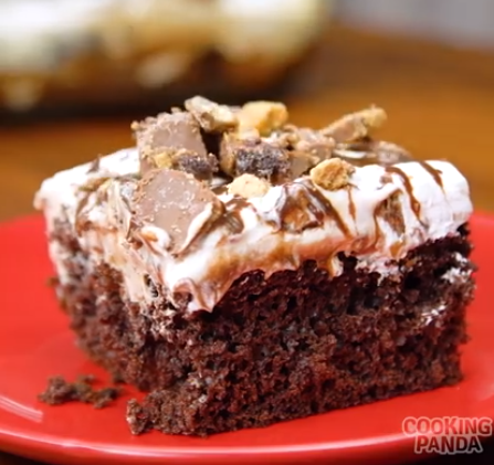 Reese's Poke Cake
 &ndash; Cooking Panda