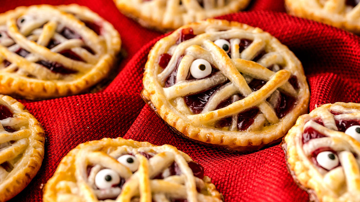 Cherry Pie Mummies – Cooking Panda