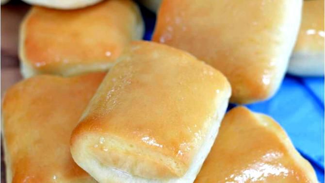 Texas Roadhouse Rolls With Cinnamon Honey Butter