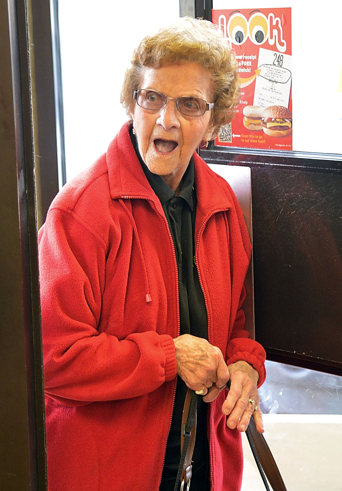 McDonald's Treated A 95-Year-Old Woman (Video)||McDonald's Treated A 95-Year-Old Woman (Video)