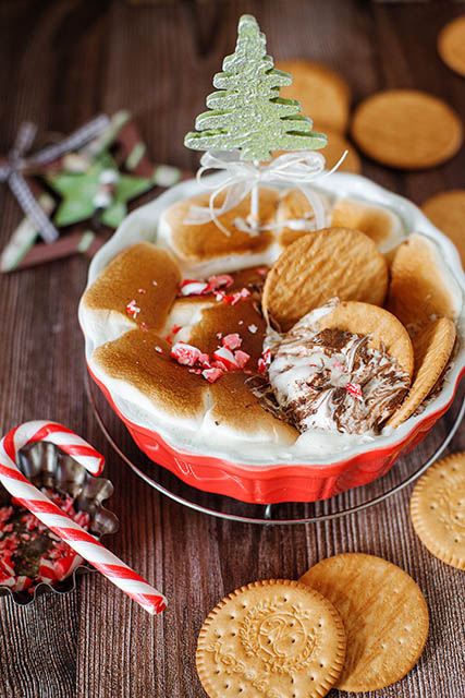 Candy Cane Christmas S’mores Dip