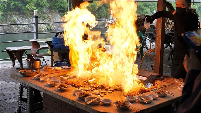 Newest Korean Pizza Craze Erupts Into Flames At Your Table (Video)